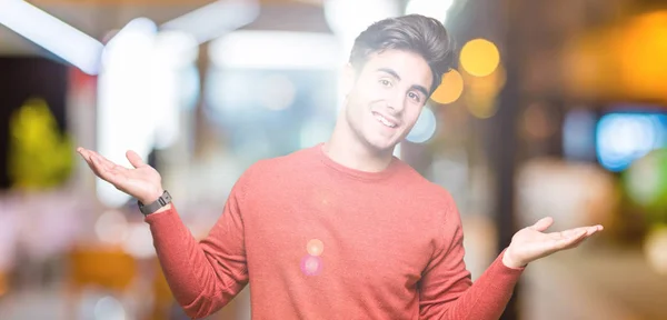 Joven Hombre Guapo Sobre Fondo Aislado Sonriendo Mostrando Ambas Manos — Foto de Stock