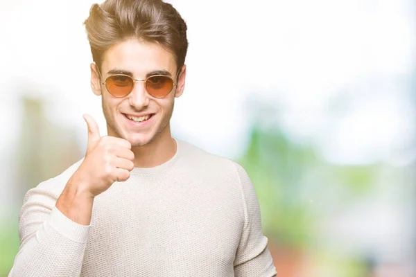 Joven Hombre Guapo Con Gafas Sol Sobre Fondo Aislado Haciendo —  Fotos de Stock