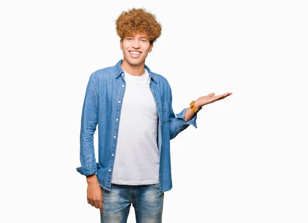 Jovem Homem Bonito Com Cabelo Afro Usando Casaco Ganga Sorrindo — Fotografia de Stock