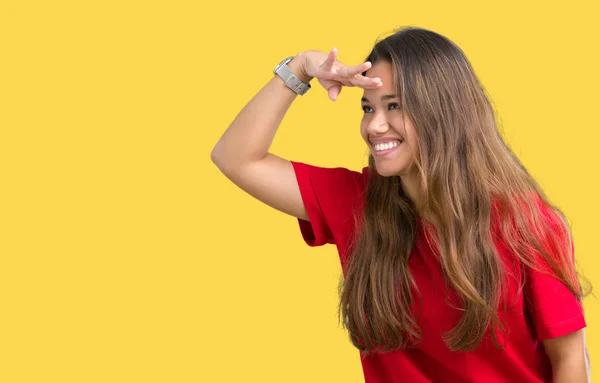 Mulher Morena Bonita Nova Vestindo Camiseta Vermelha Sobre Fundo Isolado — Fotografia de Stock
