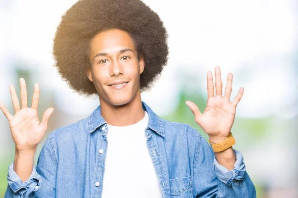 Молодой Африканский Американец Афро Волосами Показывающий Пальцем Номер Десять Улыбаясь — стоковое фото
