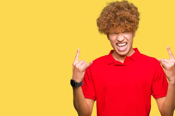Homem Bonito Jovem Com Cabelo Afro Vestindo Shirt Vermelha Gritando — Fotografia de Stock