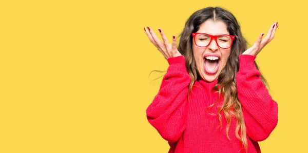Junge Schöne Frau Mit Roter Brille Die Verrückt Und Erfolgsverrückt — Stockfoto