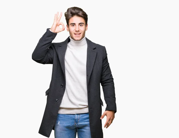 Homem Elegante Jovem Vestindo Casaco Inverno Sobre Fundo Isolado Sorrindo — Fotografia de Stock