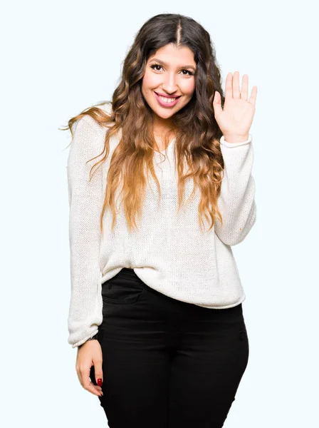 Jovem Mulher Bonita Vestindo Camisola Branca Waiving Dizendo Olá Feliz — Fotografia de Stock