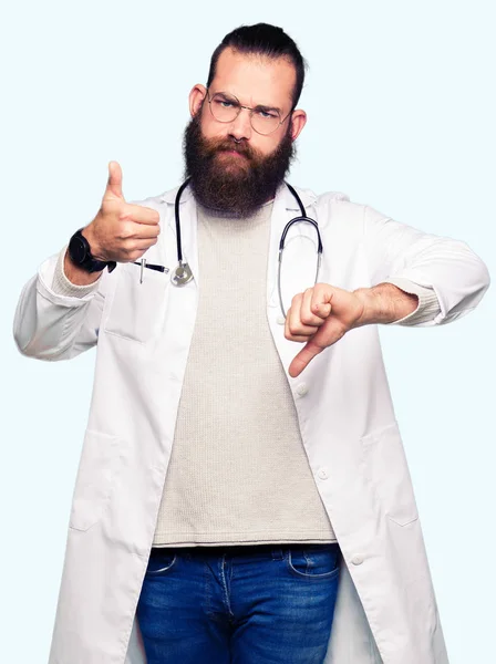 Joven Doctor Rubio Con Barba Usando Abrigo Médico Haciendo Pulgares —  Fotos de Stock