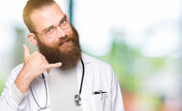 Joven Médico Rubio Con Barba Vistiendo Abrigo Médico Sonriendo Haciendo —  Fotos de Stock