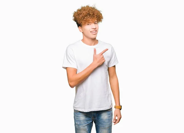 캐주얼 티셔츠를 남자는 얼굴에 행복하고 자연스러운 표정으로 손가락으로 가리키는 얼굴의 — 스톡 사진