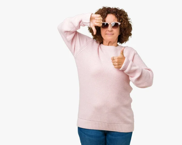 Schöne Seniorin Mittleren Alters Mit Rosa Pullover Und Sonnenbrille Über — Stockfoto