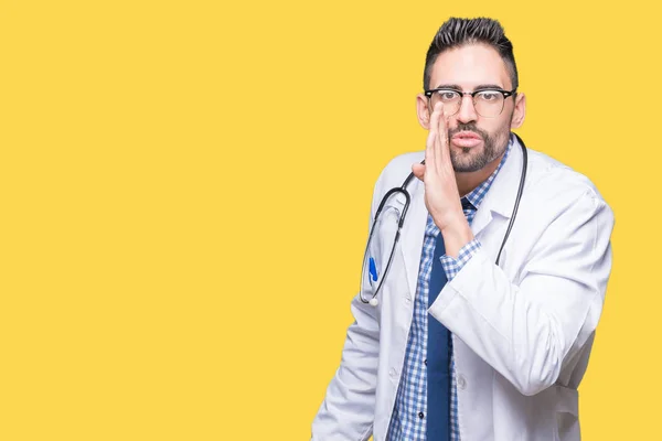 Bonito Jovem Médico Homem Sobre Fundo Isolado Mão Boca Dizendo — Fotografia de Stock