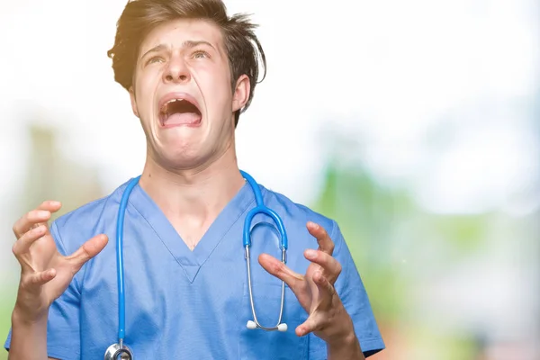 Unga Läkare Bär Medicinsk Uniform Över Isolerade Bakgrund Crazy Och — Stockfoto