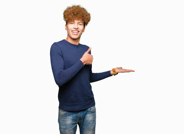 Junger Gutaussehender Mann Mit Afro Haaren Der Die Handfläche Zeigt — Stockfoto