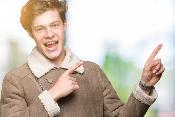 Zole Arka Plan Üzerinde Kış Ceket Giyen Genç Yakışıklı Adam — Stok fotoğraf