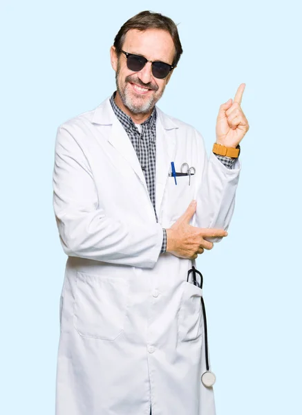 Hombre Guapo Médico Mediana Edad Con Gafas Sol Con Una — Foto de Stock
