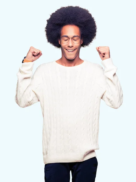Молодий Афроамериканець Людиною Афро Волосся Окулярах Раді Успіх Руки Підняла — стокове фото