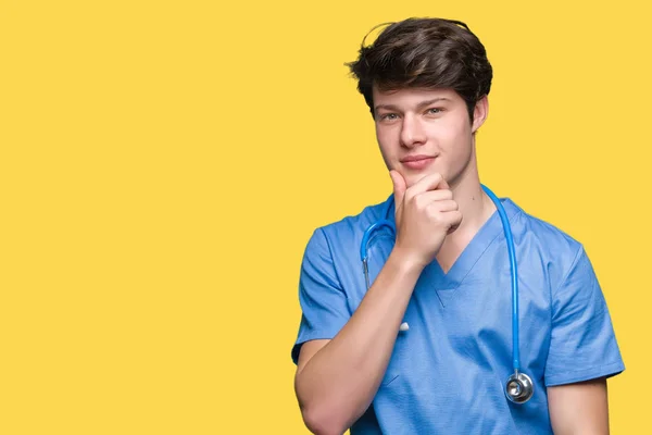 Unga Läkare Bär Medicinsk Uniform Över Isolerade Bakgrund Ser Självsäker — Stockfoto