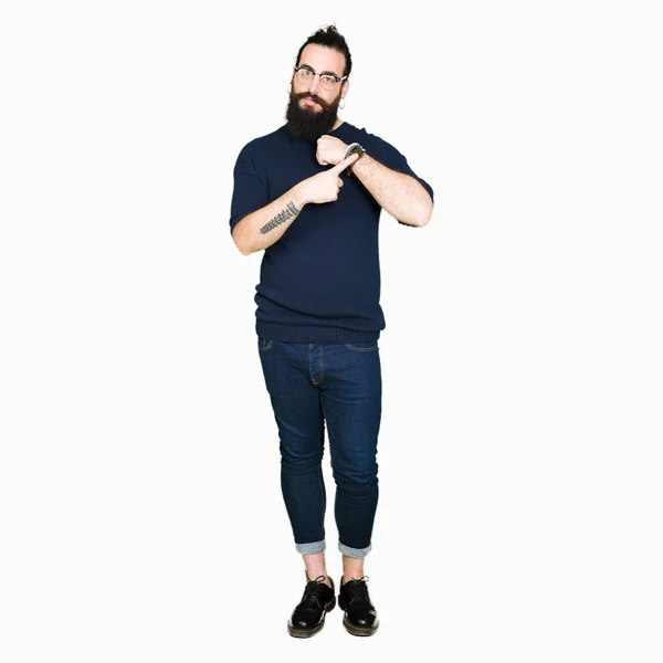 Joven Hipster Hombre Con Pelo Largo Barba Con Gafas Prisa —  Fotos de Stock