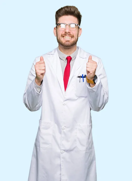 Νέος Επιστήμονας Όμορφος Άνδρας Φορώντας Γυαλιά Ενθουσιασμένος Για Την Επιτυχία — Φωτογραφία Αρχείου