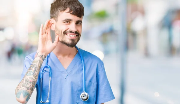 Ung Vacker Sjuksköterska Man Bär Kirurg Uniform Över Isolerade Bakgrund — Stockfoto