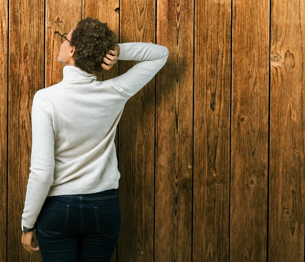 Genç güzel Afrikalı-Amerikalı kadın hakkında şüphe ile baş taraftan izole arka plan geriye düşünme üzerinde gözlük