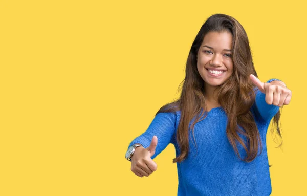 Jovem Bela Mulher Morena Vestindo Camisola Azul Sobre Fundo Isolado — Fotografia de Stock