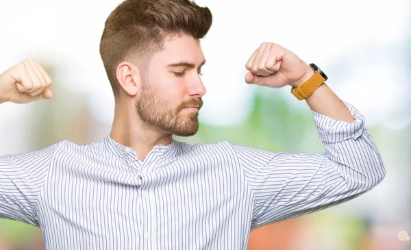 Giovane Bell Uomo Che Mostra Muscoli Delle Braccia Sorridenti Orgogliosi — Foto Stock