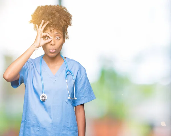 Junge Afrikanisch Amerikanische Ärztin Mit Isoliertem Hintergrund Tut Geste Schockiert — Stockfoto
