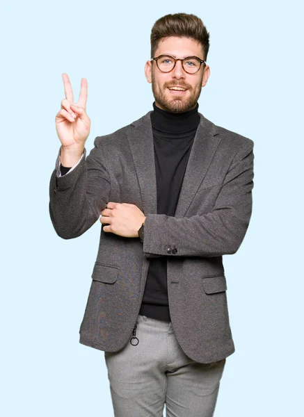 Jovem Homem Negócios Bonito Usando Óculos Sorrindo Com Rosto Feliz — Fotografia de Stock