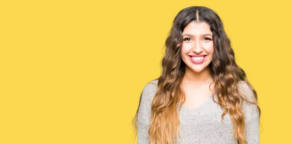 Jovem Mulher Bonita Vestindo Vestido Inverno Com Sorriso Feliz Legal — Fotografia de Stock