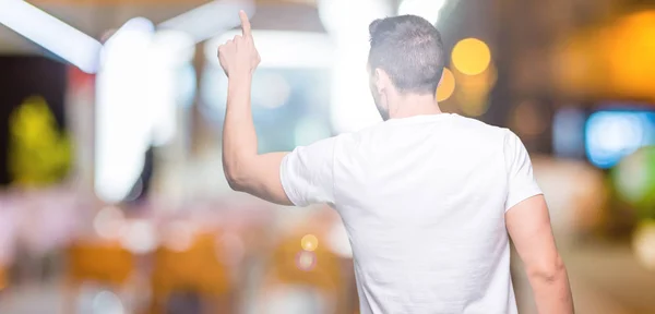 Bonito Homem Vestindo Camiseta Branca Durante Noite Livre Fundo Posando — Fotografia de Stock