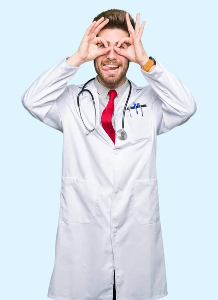 Tıbbi Giyen Genç Yakışıklı Doktor Adam Kat Dilini Parmaklarının Arasından — Stok fotoğraf