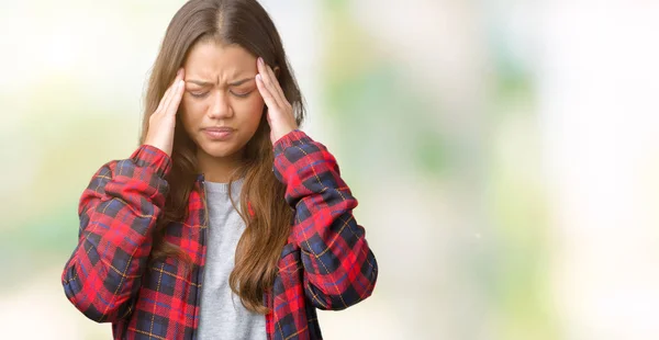 年轻美丽的黑发女人穿着夹克在孤立的背景与手在头上为痛苦在头由于压力 患有偏头痛 — 图库照片