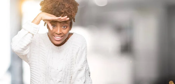 Hermosa Mujer Afroamericana Joven Vistiendo Suéter Invierno Sobre Fondo Aislado —  Fotos de Stock