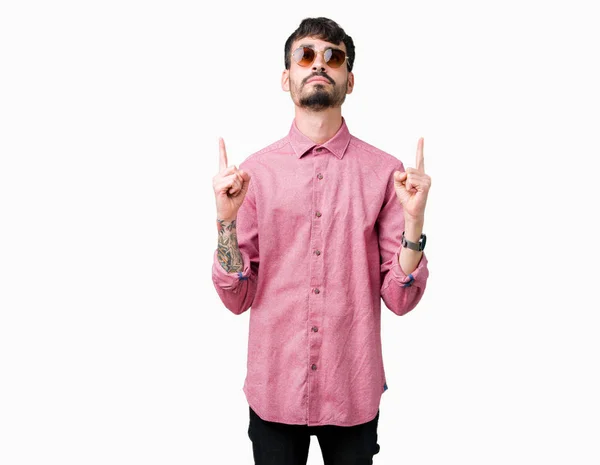 Joven Hombre Guapo Con Gafas Sol Sobre Fondo Aislado Asombrado — Foto de Stock