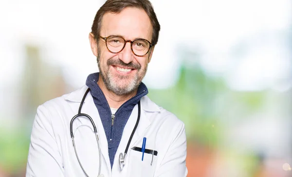 Hombre Guapo Médico Mediana Edad Que Usa Abrigo Médico Con — Foto de Stock