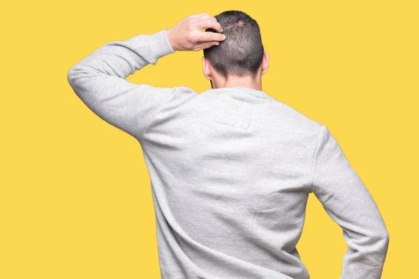 Junger Gutaussehender Mann Trägt Sweatshirt Über Isoliertem Hintergrund Und Denkt — Stockfoto