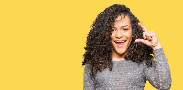 Joven Hermosa Mujer Con Pelo Rizado Usando Suéter Gris Sonriendo —  Fotos de Stock