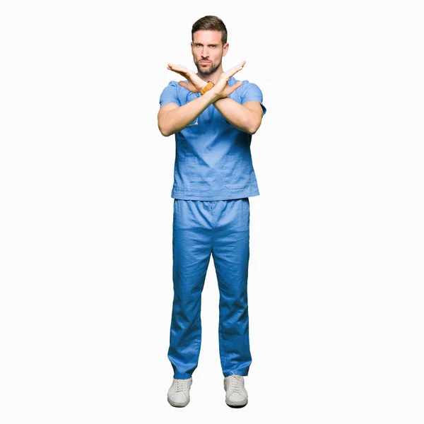 Knappe Doctor Man Dragen Van Medische Uniform Geïsoleerde Achtergrond Afwijzing — Stockfoto