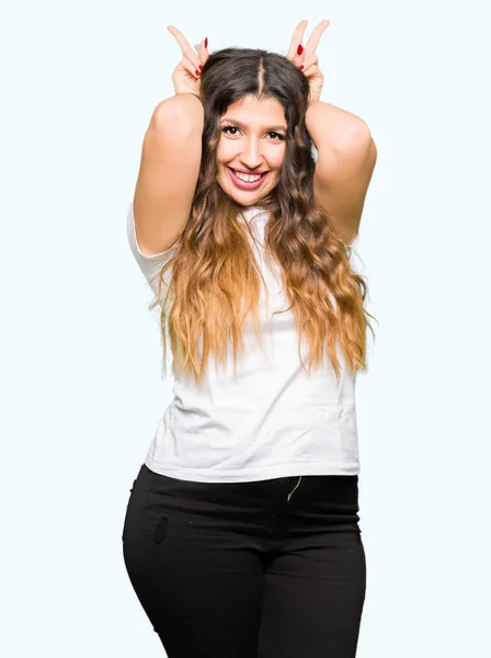 Jovem Mulher Bonita Vestindo Casual Shirt Branca Posando Engraçado Louco — Fotografia de Stock