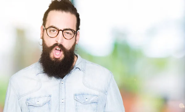 Jeune Homme Hipster Aux Cheveux Longs Barbe Portant Des Lunettes — Photo