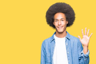 Gösterilen ve parmakları ile işaret afro saçlı genç Afro-Amerikan adam kendinden emin ve mutlu gülümseyerek süre beş numara.