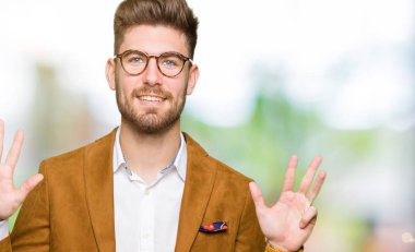 Gösterilen ve parmak dokuz ile gülümseyen ise kendinden emin ve mutlu yukarıyı gözlüklü genç yakışıklı iş adamı.