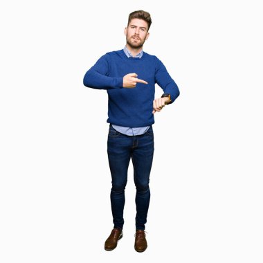 Genç yakışıklı bussines adam acele işaretleme izlemek için zaman, sabırsızlık, üzgün ve kızgın son tarih gecikme için