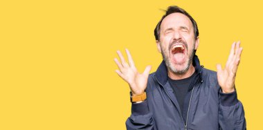 Orta Çağ yakışıklı adam bir ceket giyen deli ve deli ile başarı için silah kaldırdı ve kapalı gözleri heyecanlı çığlık. Kazanan kavramı