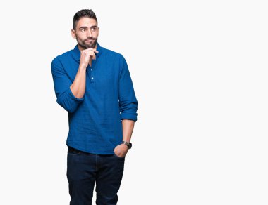 Yakışıklı delikanlı çene düşünme hakkında soru, dalgın ifade üzerine el ile izole arka plan üzerinde. Düşünceli yüzüyle gülümsüyor. Şüphe kavramı.