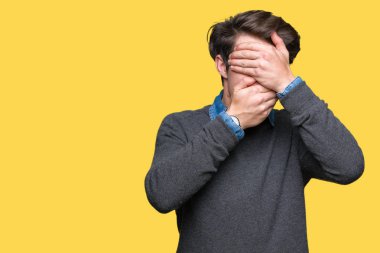 İzole arka plan kaplaması gözler ve ağız el ile genç yakışıklı zarif adam şaşırttı ve şok. Duygu gizleme