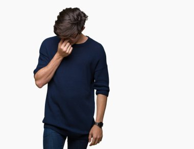 İzole arka plan yorgun sürtünme burun ve göz yorgunluğu ve baş ağrısı duygu üzerinde gözlük takan yakışıklı delikanlı. Stres ve hayal kırıklığı kavramı.