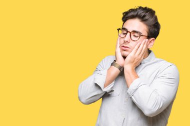 Yüz, depresyon ve üzüntü, kapsayan izole arka plan yorgun eller üzerinde gözlüklü genç yakışıklı adam üzgün ve sorun için tahriş