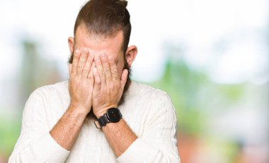 Üzgün ifade yüz eller ile ağlayarak süre kapsayan ile kış kazak giyen genç hipster adam. Depresyon kavramı.