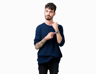 Genç yakışıklı adam acele işaretleme izlemek için zaman, sabırsızlık, üzgün ve kızgın son tarih gecikme için izole arka plan üzerinde